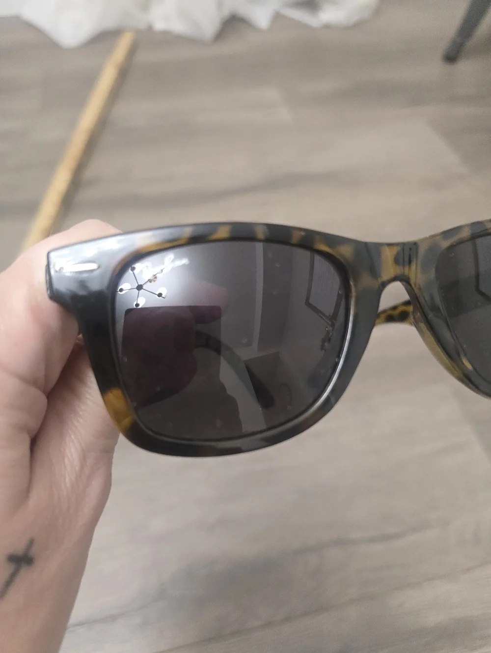 Ray-Ban RB2140 Original Wayfarer Classic, featuring a distinct Havana tortoise